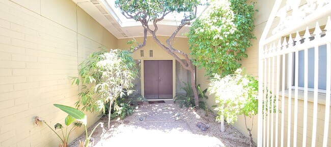Building Photo - Elegant 4 Bedroom Gem