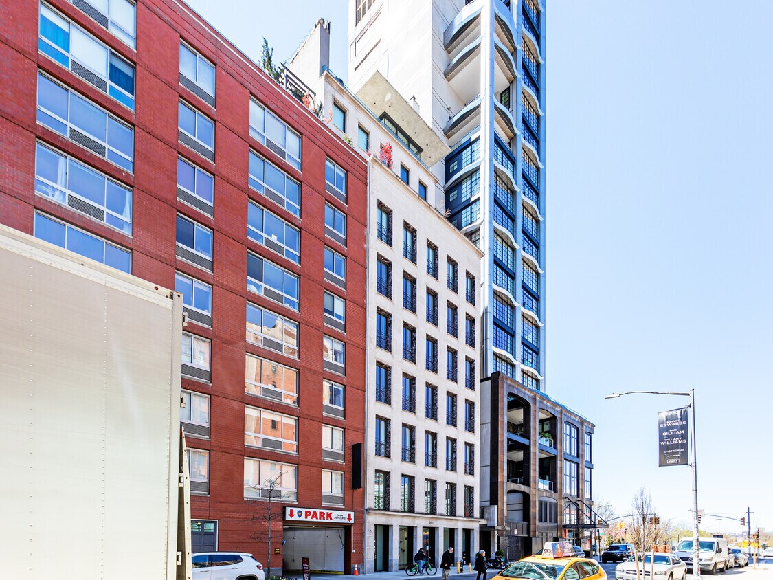Building Photo - 560 W 24th St