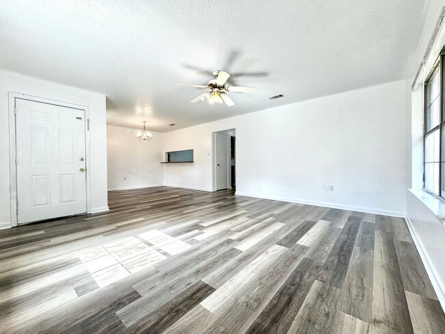Building Photo - Three Bedroom Apartment with Spacious Dining and Living Area