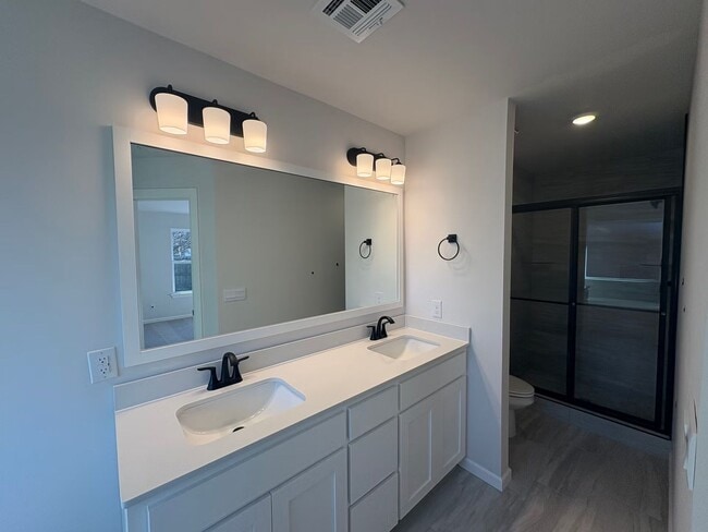 Building Photo - New Home! 1st month free!