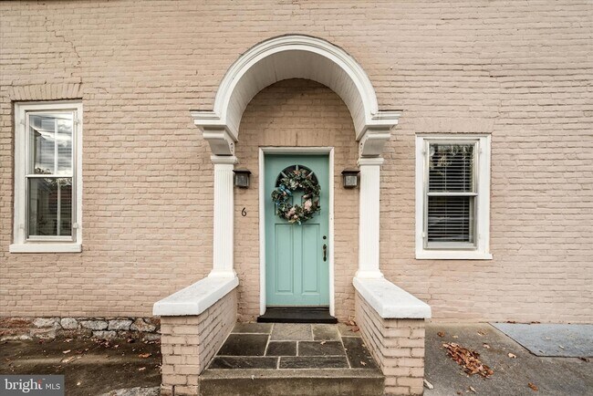 Foto del edificio - 320 S Loudoun St