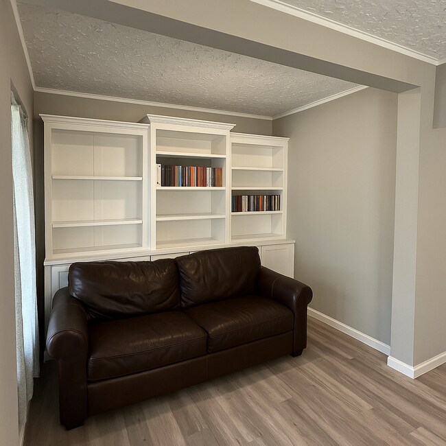 Building Photo - Updated 3 Bedroom!