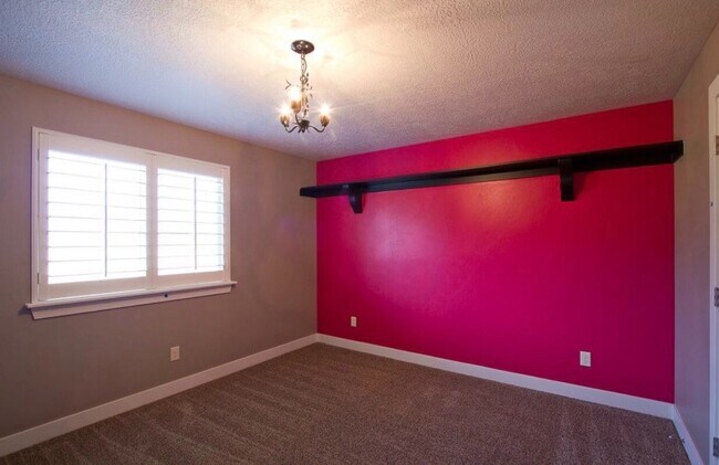 Building Photo - Beautiful Home is Salem