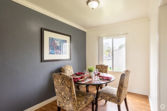 2BR, 1BA - 830SF - Wyvernwood