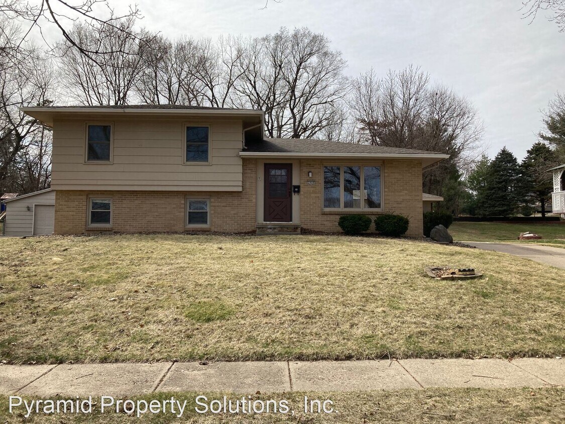 4 br, 2 bath House 2908 78th St House Rental in Urbandale, IA