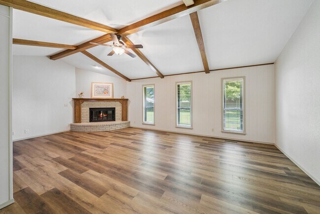 Foto del edificio - Spacious Single Story 4 Room Home + Sunroo...