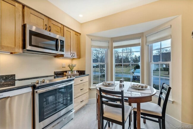 Building Photo - 2555 Youngs Ave