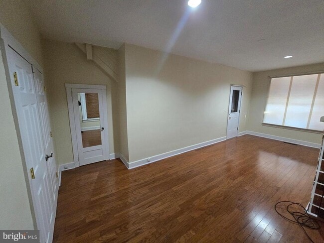 Building Photo - 147 W Douglass St