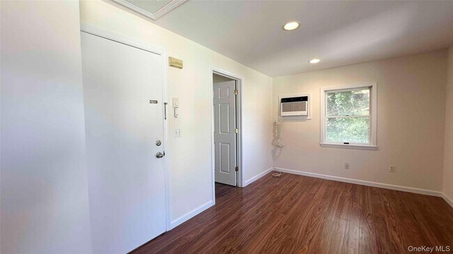 Foto del edificio - 64 Pine Hollow Rd