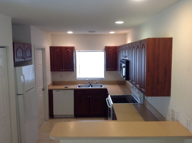 Building Photo - 3 BR 2 BA 2 CG rental in cental PSL