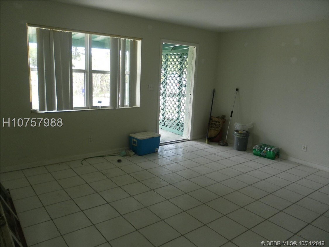 Foto del edificio - 201 NW 7th Ct