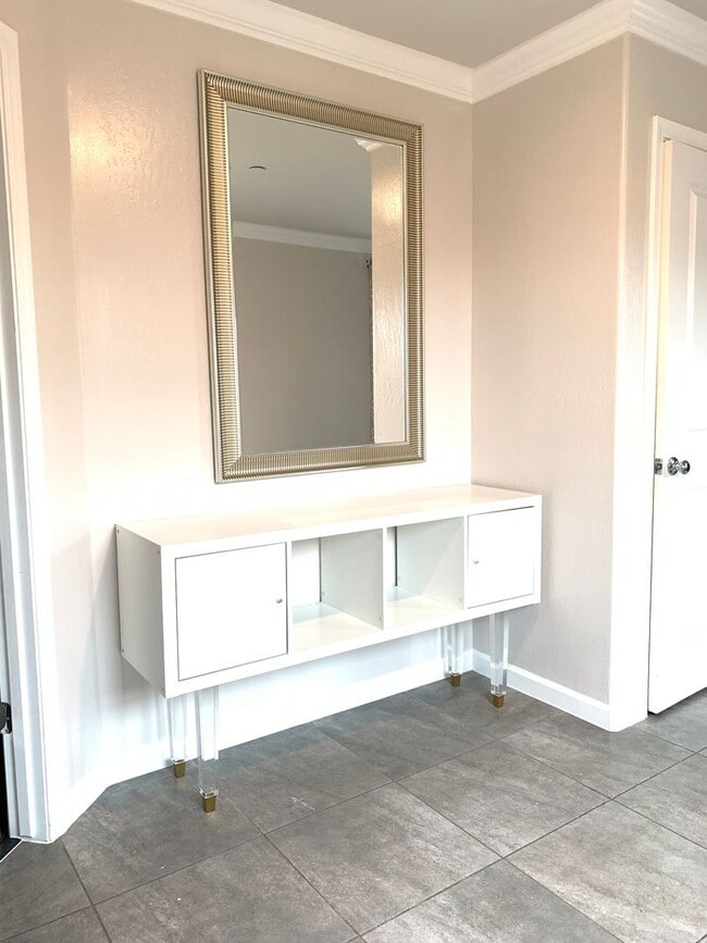 Building Photo - Southwest Bakersfield