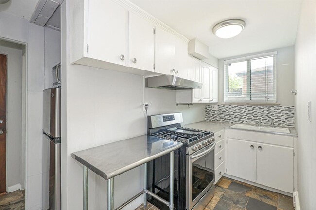 Building Photo - Spacious 1 bed/1 bath apartment near Tenny...