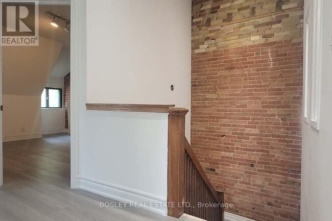 Building Photo - 166-166 Spadina Rd