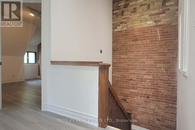 Photo du bâtiment - 166-166 Spadina Rd