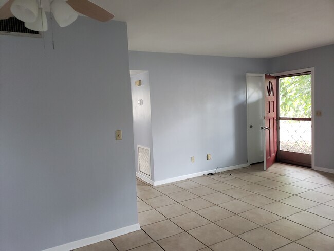 Building Photo - 556 Clearwater Largo Rd N
