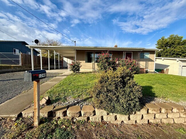 Foto del edificio - **For Rent: Spacious 4-Bedroom Home with 2...