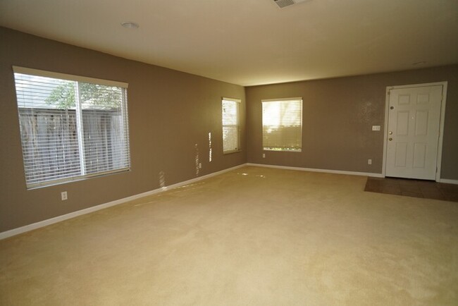Foto del edificio - Spacious 4 bedroom 2.5 bathroom in Lincoln Crossing!