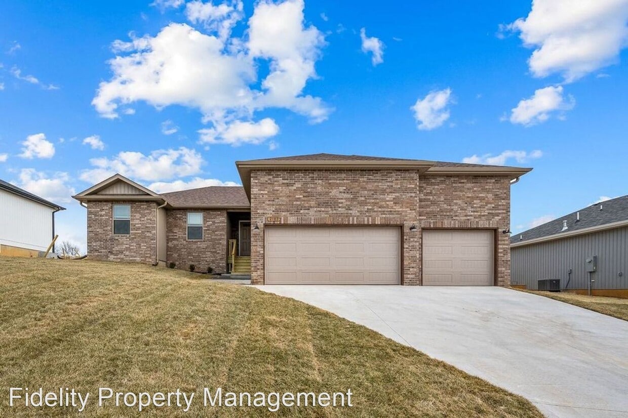 4 br, 2 bath House 2102 N 21st St House Rental in Ozark, MO