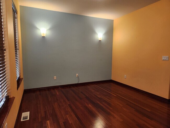 Building Photo - 618 Starflower Ct