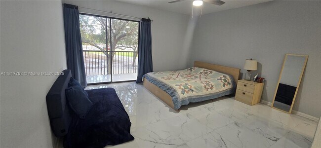 Foto del edificio - 200 Jacaranda Country Club Dr