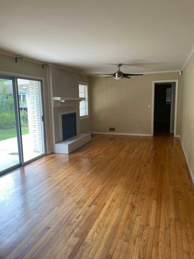 Foto del edificio - 2418 Henderson Rd