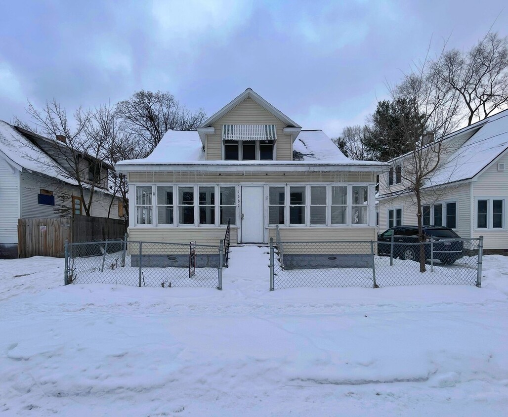 Primary Photo - Five Bedroom Bungalow in Muskegon