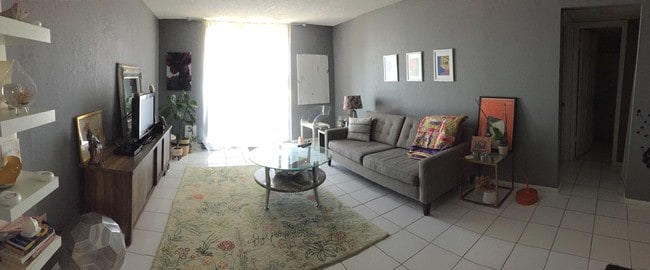 Sala de estar - 1251 NE 108th St