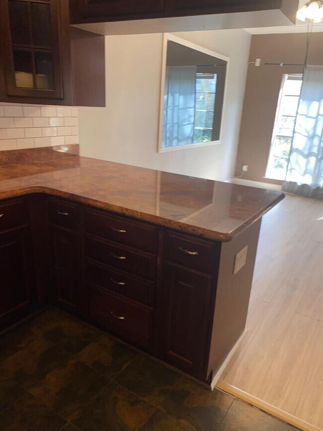 Foto del edificio - 2100 Tanglewilde St