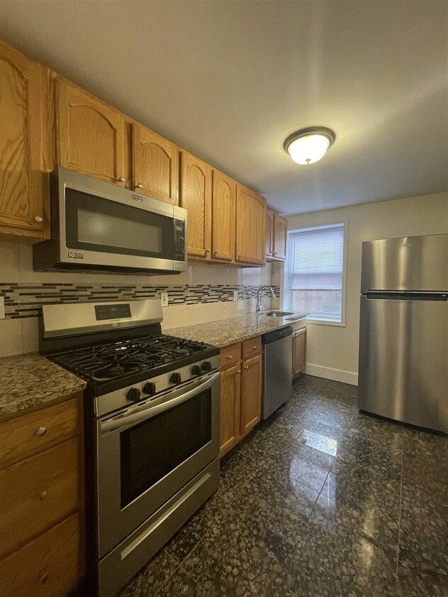 Foto principal - 204 Christopher Columbus Dr