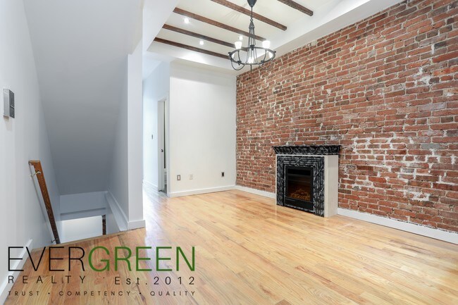 Building Photo - 913 St Johns Pl