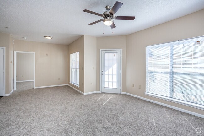 1BR, 1BA - 832SF - Sala de estar - Regal Park