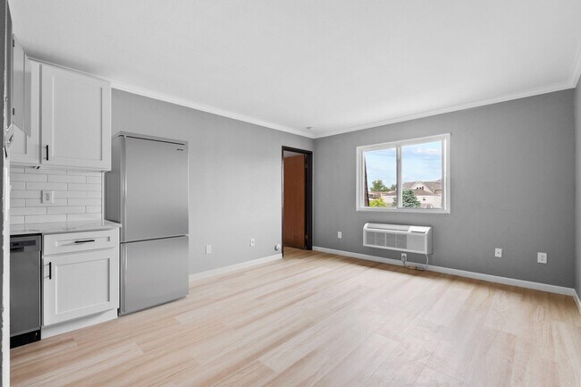 Building Photo - 9 Vreeland Ave