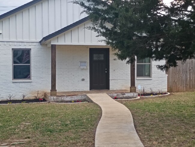 Foto del edificio - 5739 Donnelly Ave