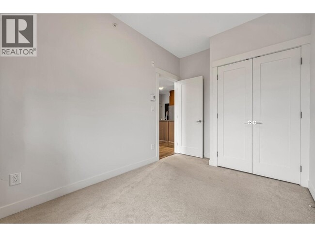 Building Photo - 827 Roderick Ave