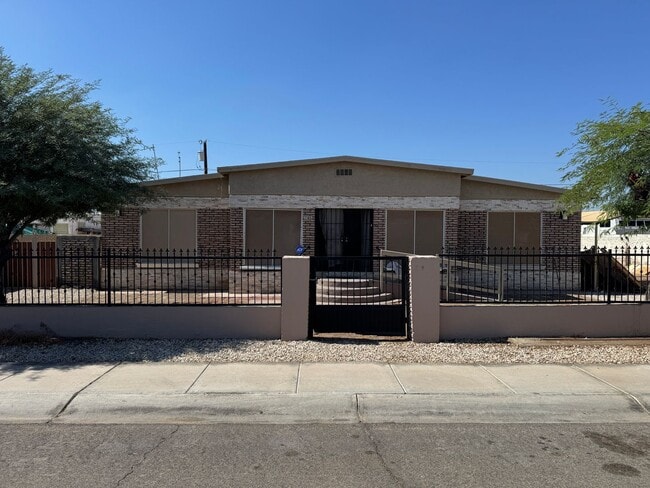 Building Photo - Centrally Located 1 Bedroom Studio Style Rental - Apartamento de una recamara con biles.