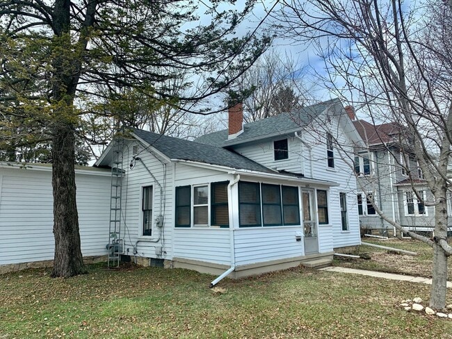 Building Photo - FREE JANUARY RENT!! Pet Friendly 3 Bedroom...
