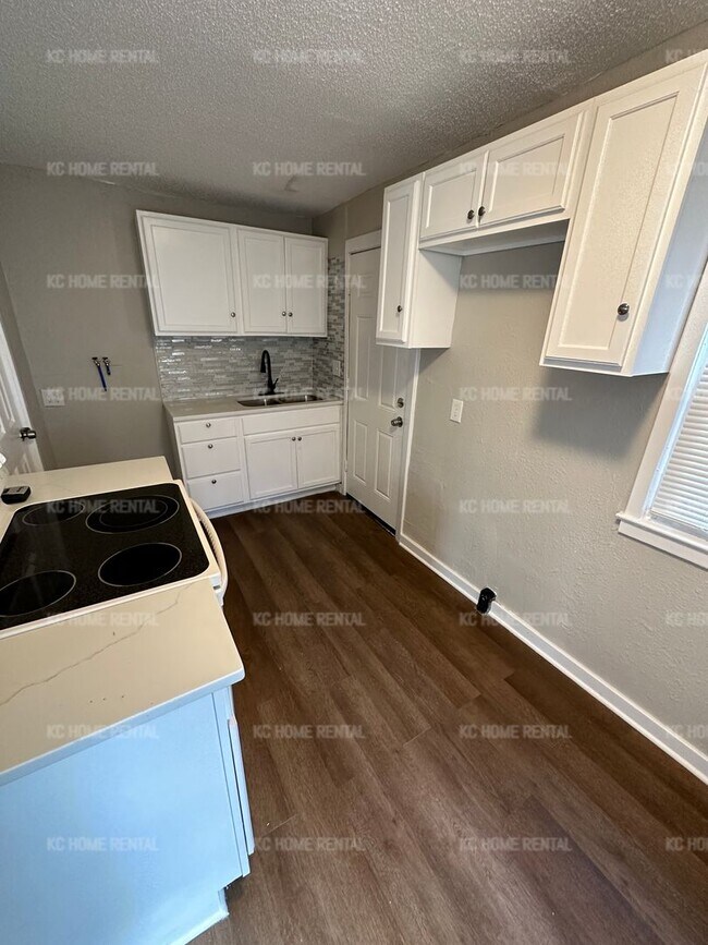 Building Photo - Updated 2 bed 1.5 bath in KCMO!