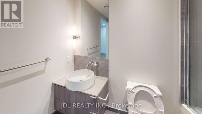 Building Photo - 161 Roehampton Ave