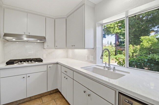 Foto del edificio - Remodeled 3-Bedroom 2.5-Bathroom Barron Park Home