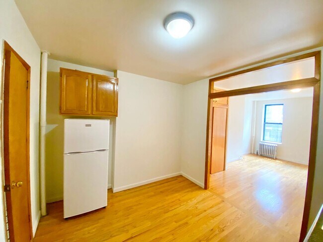 Building Photo - Sunny Studio | E 11th Street