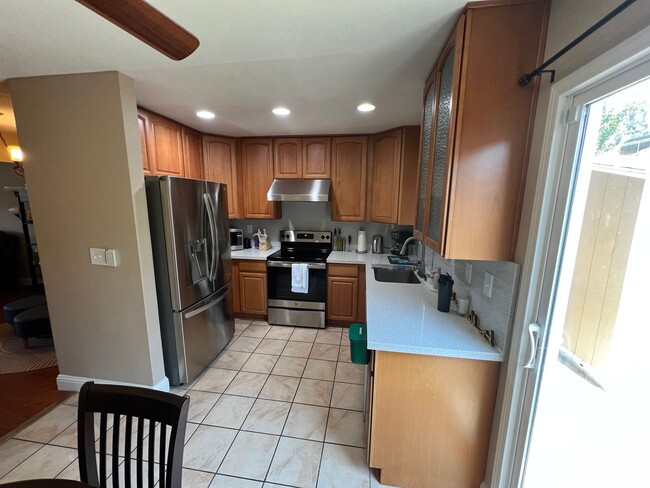 Building Photo - Stunning Pleasanton Vintage Terrace Townhouse! 2 bedrooms and 1.5 bathrooms! Sharp upgrades throu...
