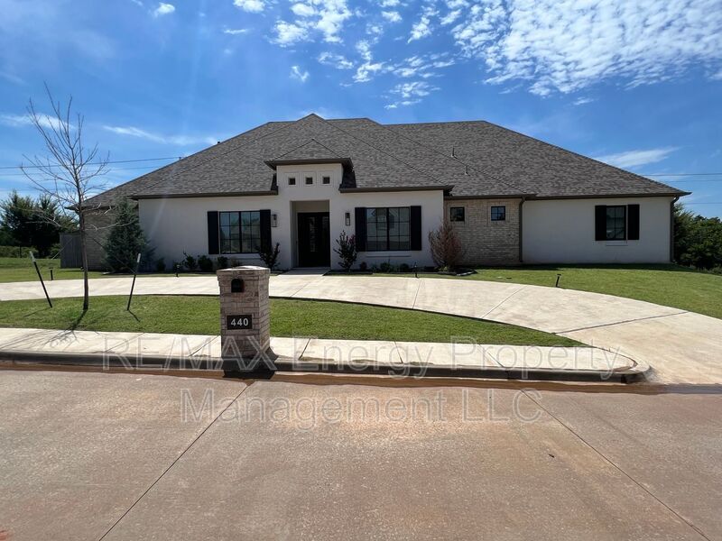 Primary Photo - 440 St Claire Dr