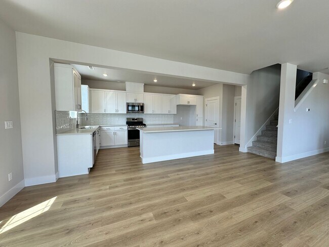 Building Photo - Brand New 5 Bedroom Home in Bull Mountain ...