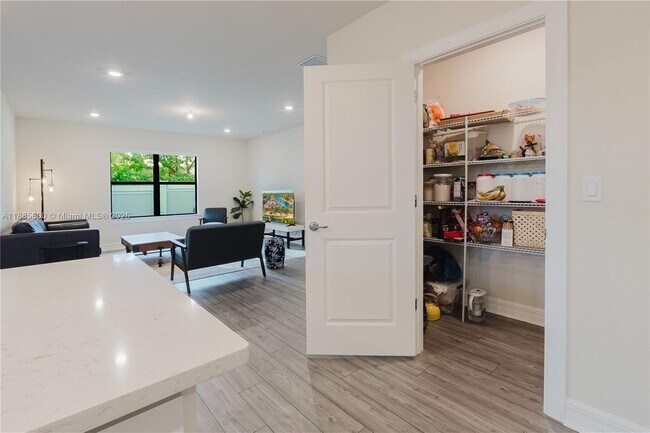 Foto del edificio - 3001 Hibiscus Ave