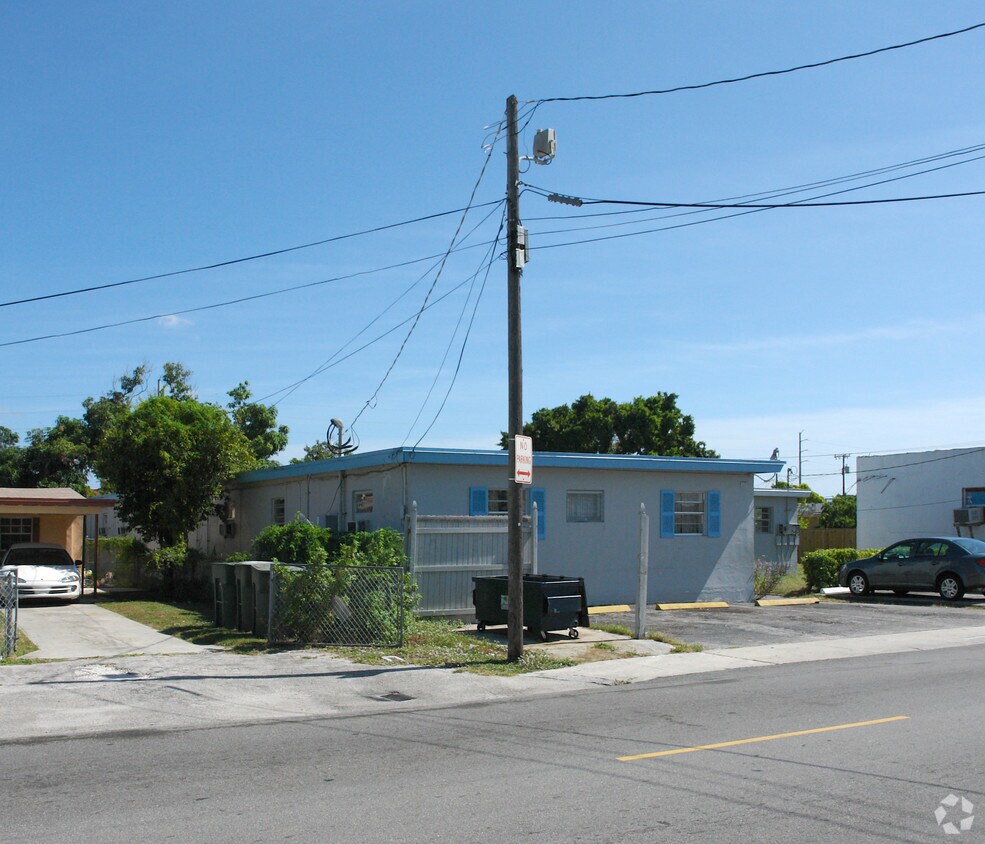 Building Photo - Llerena Gardens