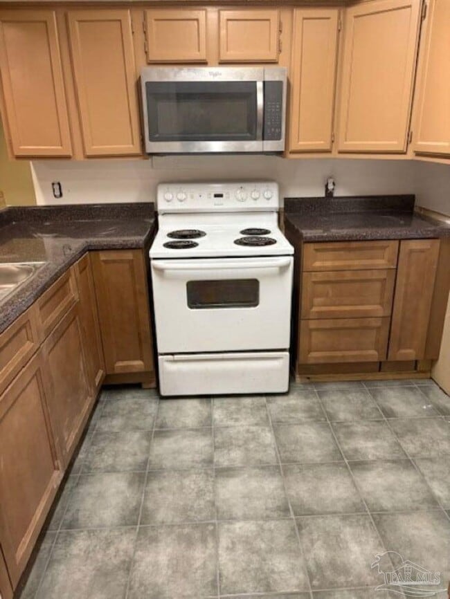 Building Photo - 537 Petros Cir