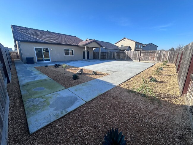 Building Photo - SE Visalia home coming soon!!