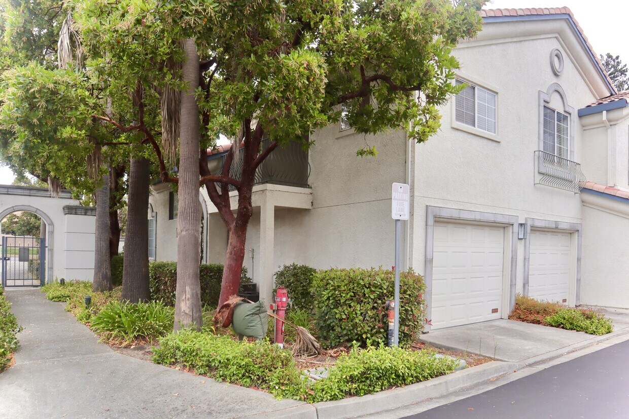 Primary Photo - Gorgeous Condo - Gated Community in Fremont!