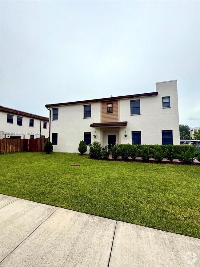 Building Photo - 529 NE 206th Ln